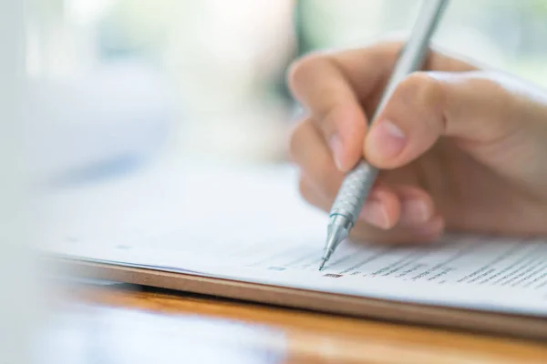 Hand mit Stift über Bewerbungsformular . — Stockfoto