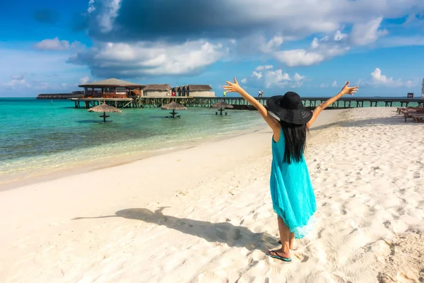 Retrato de jovem feliz na bela vila de água em Maldiv — Fotografia de Stock