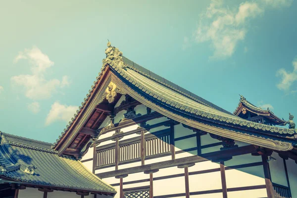 Templo de Kinkakuji "O Pavilhão de Ouro" em Kyoto, Japão (Filtro — Fotografia de Stock