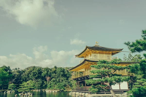 金阁寺"金阁"在日本京都 （筛选器 — 图库照片