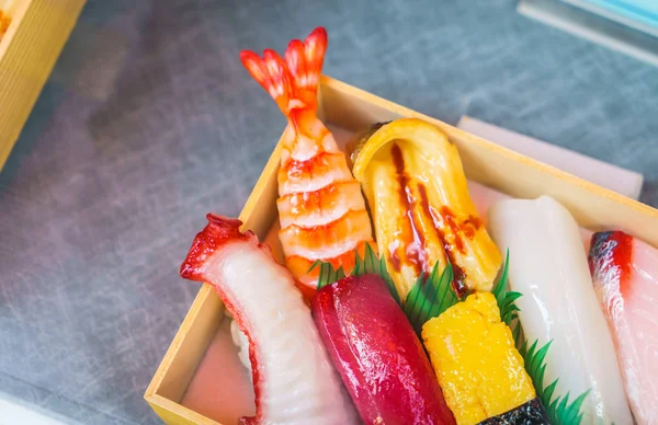 Plastikowe Sushi rolki w gablocie — Zdjęcie stockowe
