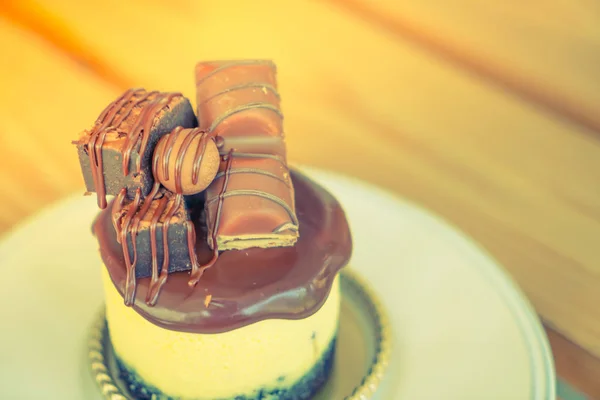 Pastel de chocolate (Imagen filtrada efecto vintage procesado . ) —  Fotos de Stock