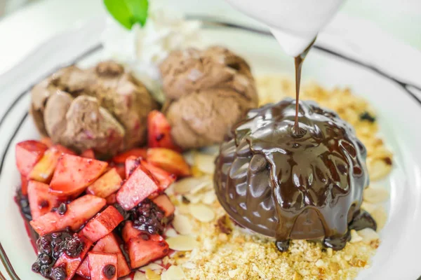 Chokladkaka med frukt persika, svarta vinbär, blåbär, äpple — Stockfoto