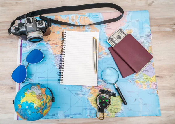 Seyahat hazırlık: Pusula, para, pasaport, yol haritası, sunglas — Stok fotoğraf