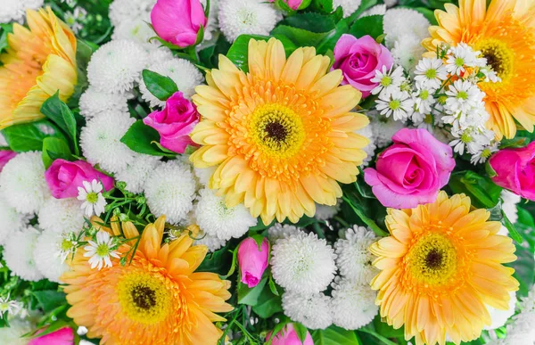 Όμορφα λουλούδια για την ημέρα του Αγίου Βαλεντίνου και σκηνή γάμου — Φωτογραφία Αρχείου