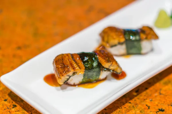 Japansk mat: ål fisk sushi rulle . — Stockfoto