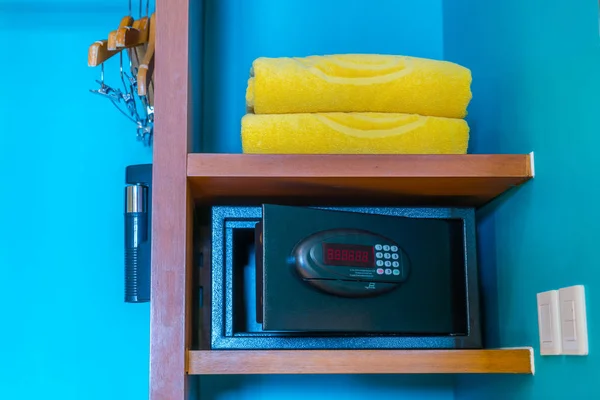 Caja de seguridad con cerradura electrónica en Interior moderno del bathro — Foto de Stock