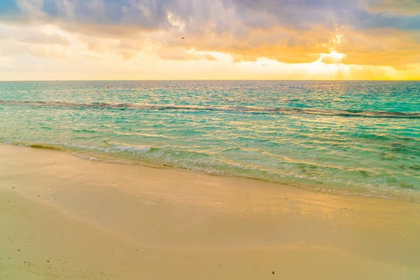 Belo pôr do sol com o céu sobre o mar calmo em Maldivas tropicais é — Fotografia de Stock