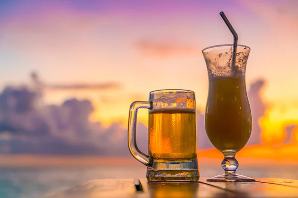 A glass of beer with Beautiful tropical Maldives island . — Stock Photo, Image