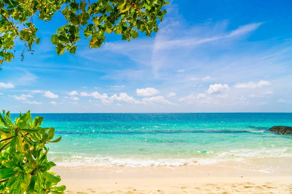 白色的沙质海滩和 se 的美丽热带马尔代夫岛屿 — 图库照片