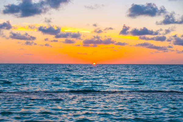 美丽的夕阳与热带马尔代夫在平静的海面上空是 — 图库照片