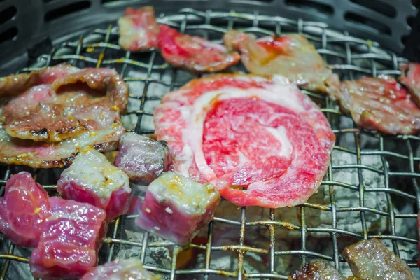 日式生鲜牛肉上热烧烤烧烤 . — 图库照片
