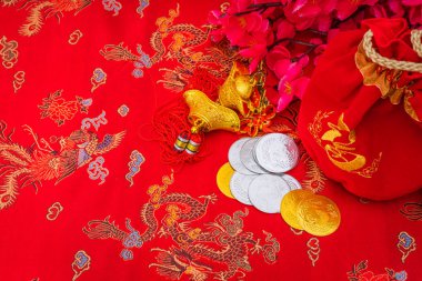 Çin yeni yılı dekorasyon kırmızı kumaş zemin üzerine., Çin c