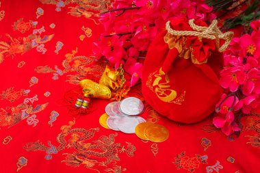 Çin yeni yılı dekorasyon kırmızı kumaş zemin üzerine., Çin c