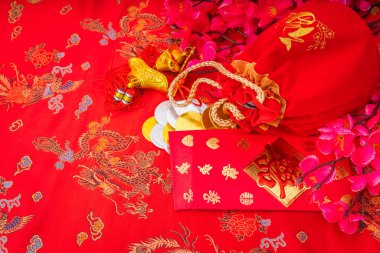 Çin yeni yılı dekorasyon kırmızı kumaş zemin üzerine., Çin c