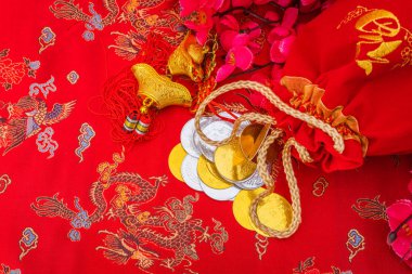 Çin yeni yılı dekorasyon kırmızı kumaş zemin üzerine., Çin c