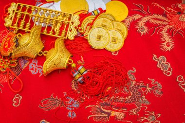 Çin yeni yılı dekorasyon kırmızı kumaş zemin üzerine., Çin c