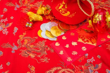 Çin yeni yılı dekorasyon kırmızı kumaş zemin üzerine., Çin c