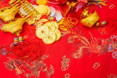 Çin yeni yılı dekorasyon kırmızı kumaş zemin üzerine., Çin c