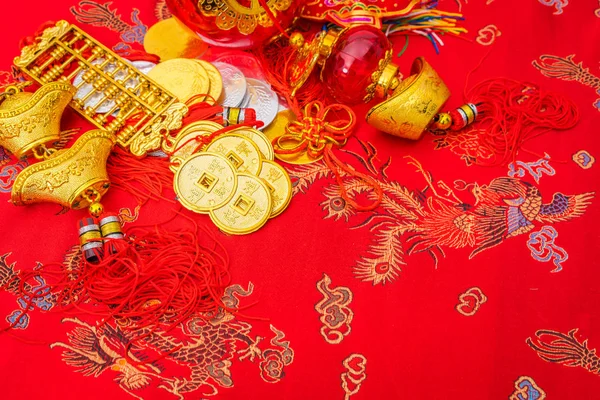 Decoración de año nuevo chino sobre fondo de tela roja., c chino — Foto de Stock