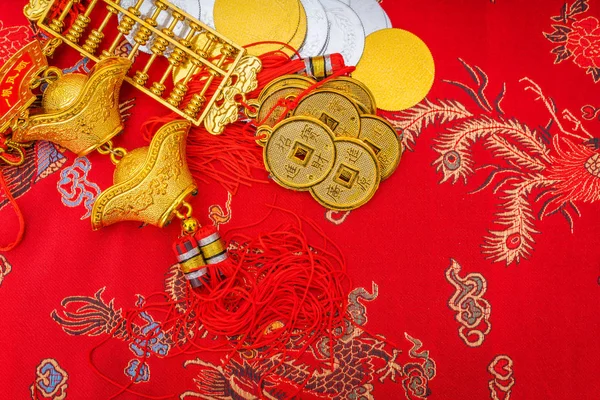 Çin yeni yılı dekorasyon kırmızı kumaş zemin üzerine., Çin c