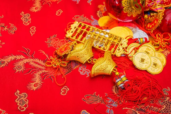 Çin yeni yılı dekorasyon kırmızı kumaş zemin üzerine., Çin c