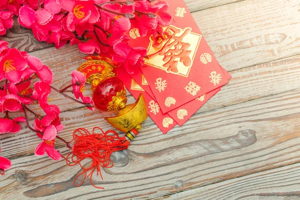 Chinees Nieuwjaar decoratie op houten muur., Chinese karakters te — Stockfoto