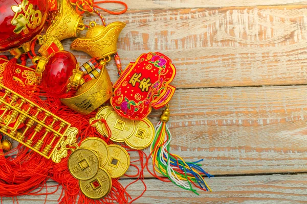 Decoración de año nuevo chino en la pared de madera., caracteres chinos te — Foto de Stock