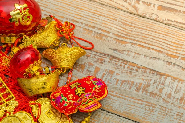 Decoración de año nuevo chino en la pared de madera., caracteres chinos te — Foto de Stock