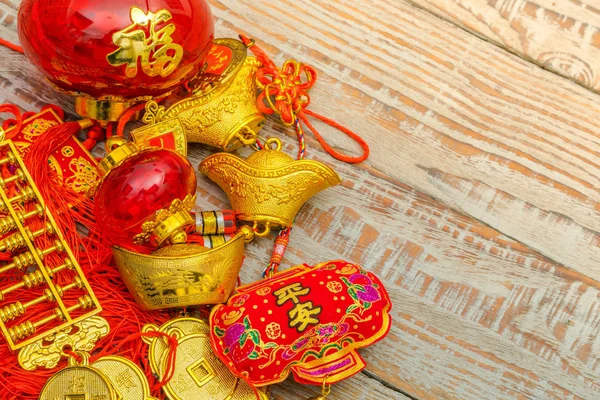 Decoración de año nuevo chino en la pared de madera., caracteres chinos te — Foto de Stock
