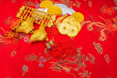 Çin yeni yılı dekorasyon kırmızı kumaş zemin üzerine., Çin c
