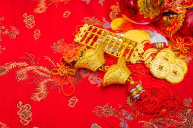 Çin yeni yılı dekorasyon kırmızı kumaş zemin üzerine., Çin c