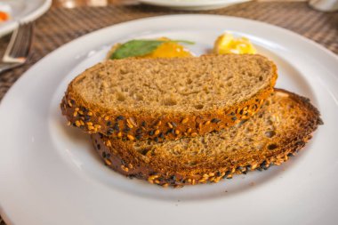 Taze ekmek dilimi ve büfe tablo kesme bıçağı.