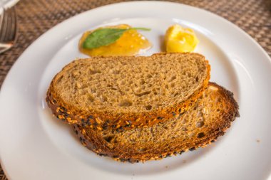 Taze ekmek dilimi ve büfe tablo kesme bıçağı.