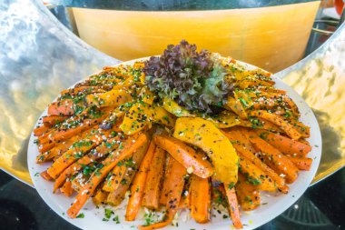 Beyaz tabakta sebze salatası karışık .