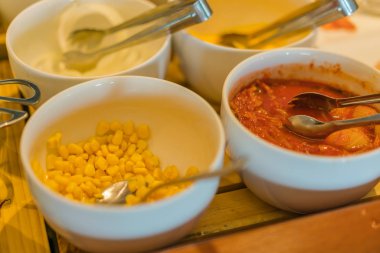 Restoranda açık büfe masada Salatalar .