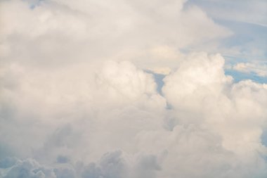 mavi gökyüzünde bulut .