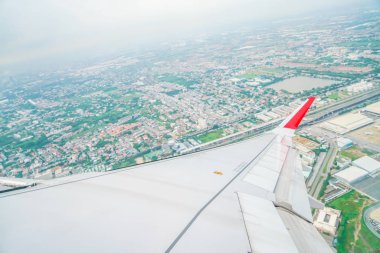 Bulutların üzerinde uçan bir uçağın kanadı .