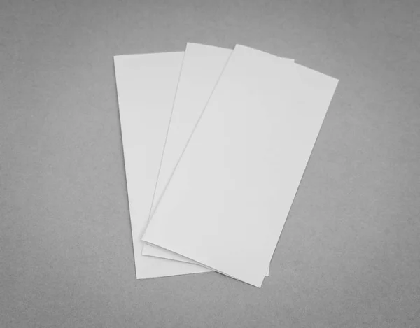 Papel modelo branco bifold no fundo cinza  . — Fotografia de Stock