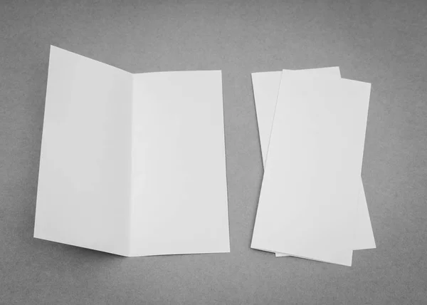 Papier modèle blanc Bifold sur fond gris  . — Photo