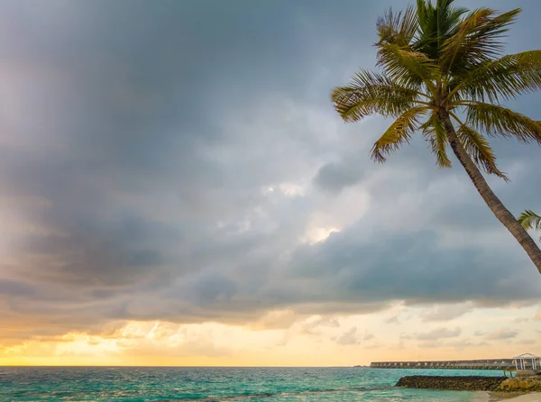 Tropikal Maldivler Isl sakin denizde üzerinde gökyüzü ile güzel gün batımı — Stok fotoğraf
