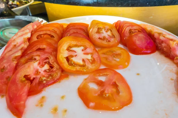 Salade de légumes mélangés sur assiette blanche  . — Photo