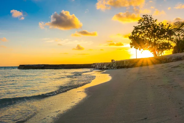 与热带马尔代夫 isl 在平静的海面上空美丽的日落 — 图库照片