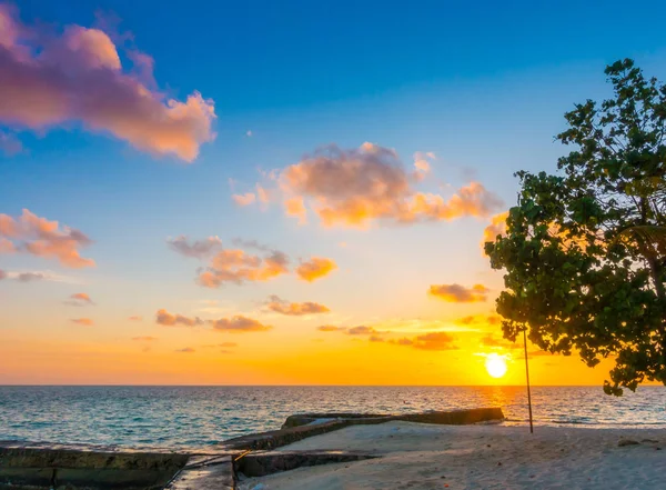 Hermosa puesta de sol con cielo sobre el mar tranquilo en Maldivas tropicales isl — Foto de Stock