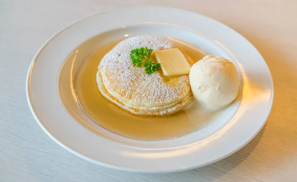 Pfannkuchen mit Eis auf dem Tisch . — Stockfoto