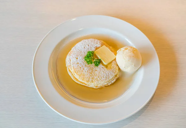 Panqueca com sorvete na mesa  . — Fotografia de Stock