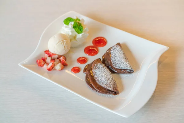 Panqueque y fruta con helado en la mesa  . — Foto de Stock