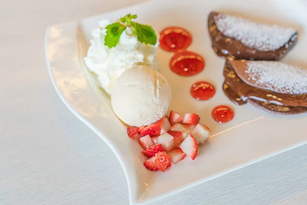 Pannkaka och frukter med glass på bordet . — Stockfoto