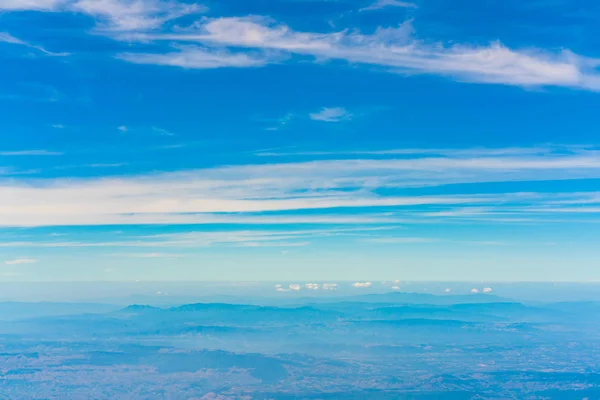 Montanhas sob nuvens. Vista do avião  . — Fotografia de Stock