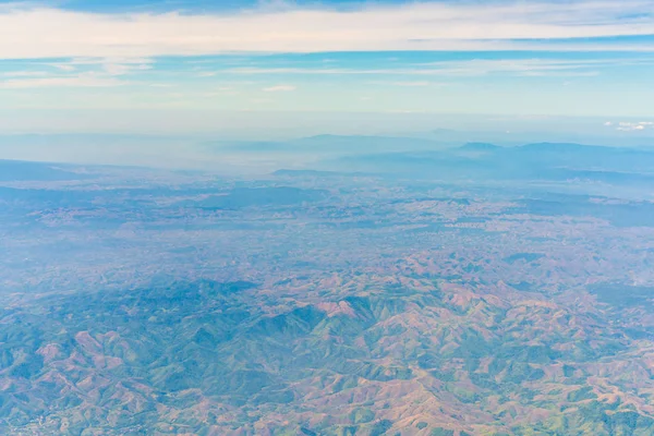 Montanhas sob nuvens. Vista do avião  . — Fotografia de Stock